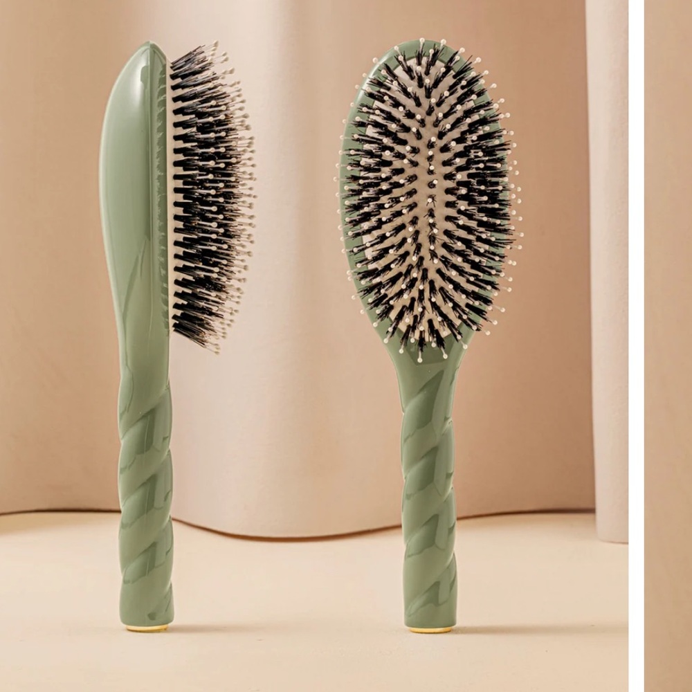 New in box La Bonne Brosse N.03 The Gentle Scalp Care HairBrush Almond Green